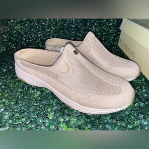 Women’s clog shoes